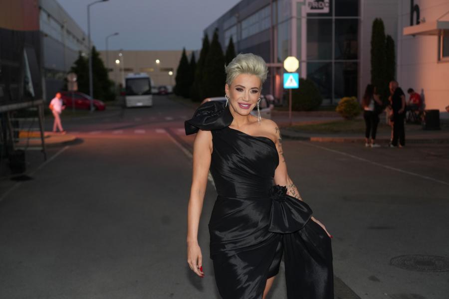OVA VANSERIJSKA LEPOTICA JE ĆERKA DUŠICE JAKOVLJEVIĆ Anđela Miljuš blistala na maturskoj proslavi (FOTO)