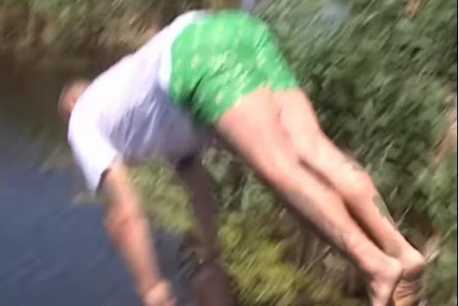 "JE L' OVAJ ČOVEK NORMALAN?" Obučen Kristijan Golubović skočio u reku sa mosta, narod gleda i krsti se (VIDEO)