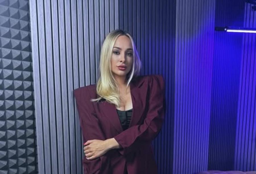 GRUDI NA IZVOL'TE, SUKNJA NA IVICI SKANDALA! Luna Đogani u nikad provokativnijem izdanju, Anabela zanemela (VIDEO)
