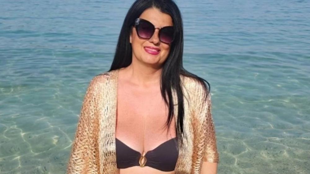 Skinula se Saška Karan i pokazala atribute u 7. deceniji: Grudi samo što ne ispadnu