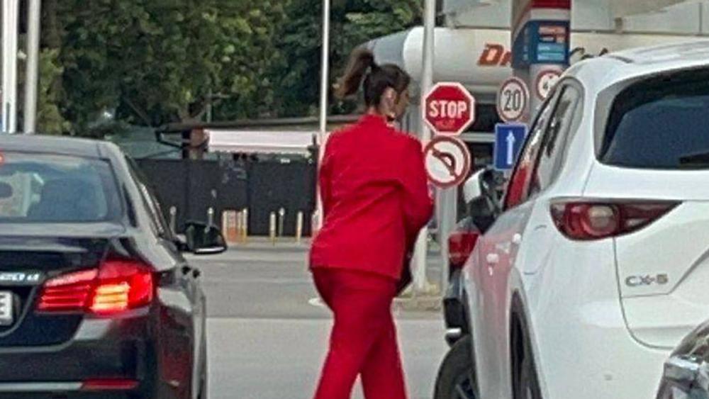 MILJANA KULIĆ NA ROĐENDANU SINA ŽELJKA U VATRENO CRVENOM KOMPLETU Njena sestra Tijana prava lepotica, a tu je i Siniša Kulić