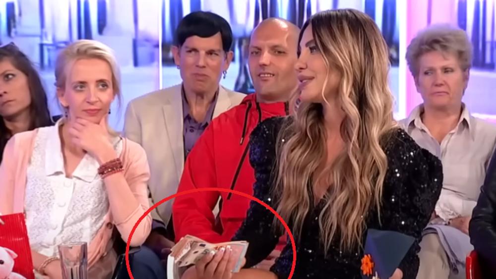 Aneli Ahmić dobila ogroman novac: Jedva drži novčanice u rukama, Luka briznuo u plač