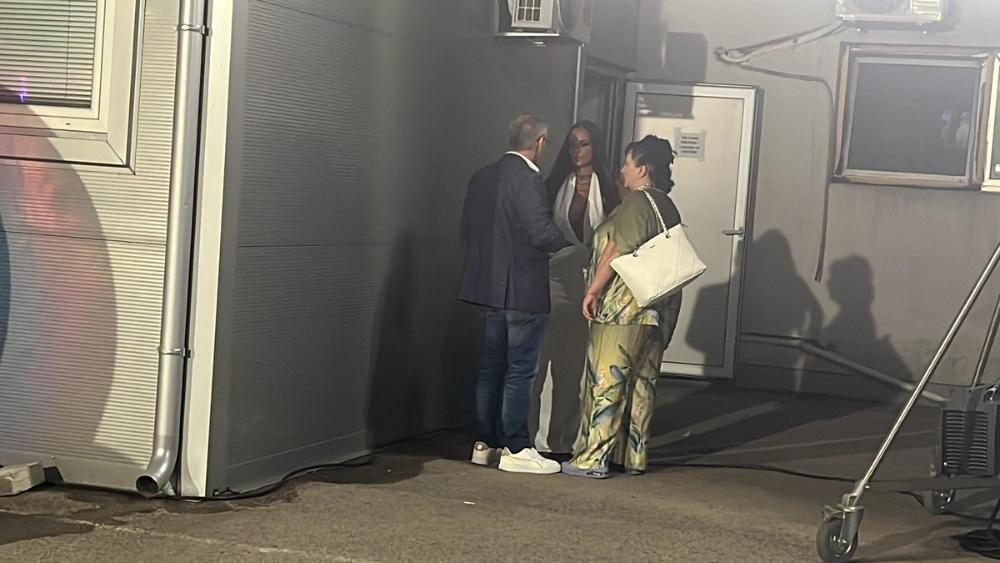 (Paparaco) SVAĐA NAKON ŠTO JE NAPUSTILA "ELITU 8" Uhvatili smo Teodoru Delić kako se RASPRAVLJA sa majkom: Povukla je sa strane i očitala joj LEKCIJU (Video)