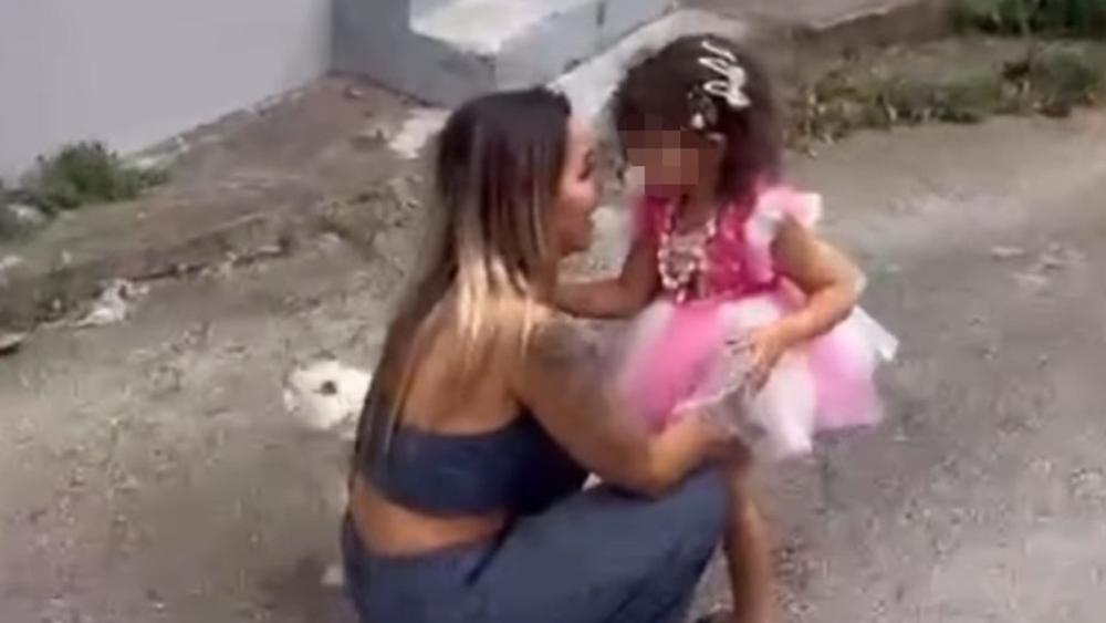 EMOTIVAN SUSRET ANELI SA ĆERKOM NAKON "ELITE" Mala Nora trči majci u ZAGRLJAJ nasred ulice: U roze haljinici izgleda kao prava princeza