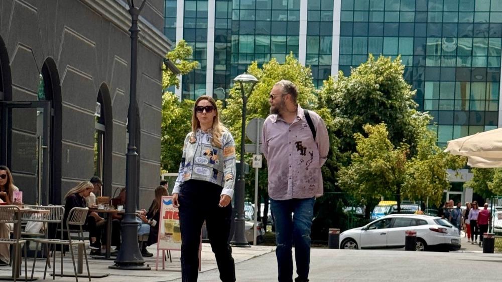 Marko Kon u šetnji sa 15 godina mlađom ženom: Prepolovio se, a od nje se ne odvaja