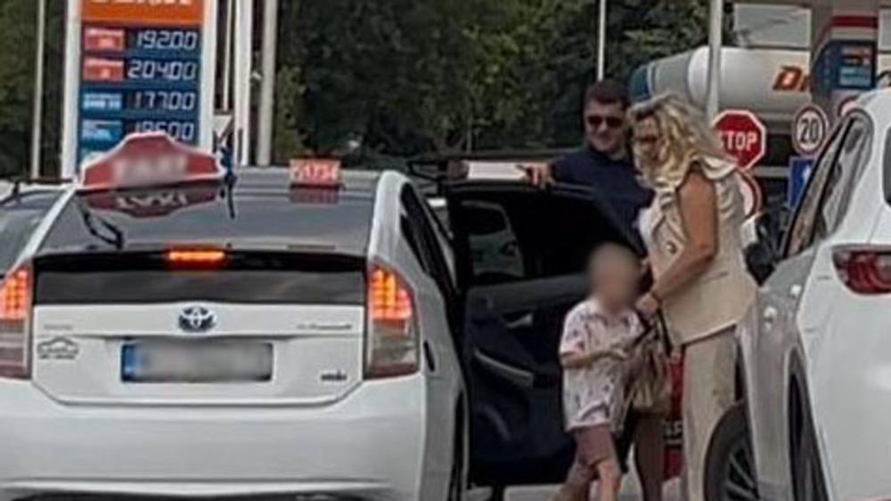 ZA 7. ROĐENDAN ŽELJKA KULIĆA GALA SLAVLJE U NIŠU   Marija Kulić i Ivan Marinković došli zajedno na slavlje: Dekoracija od belih i crvenih ruža