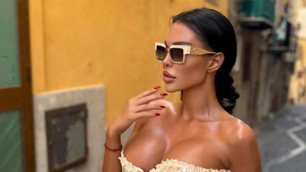 Maja Marinković ne prestaje da provocira pred "Elitu 9": Zlatni korset jedva obuzdao silikone