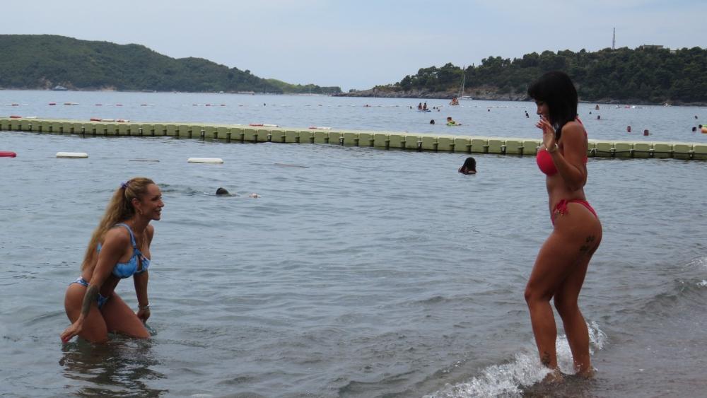 Aleksandra Subotić paradira na plaži u tanga kupaćem: Svi se okreću za njom