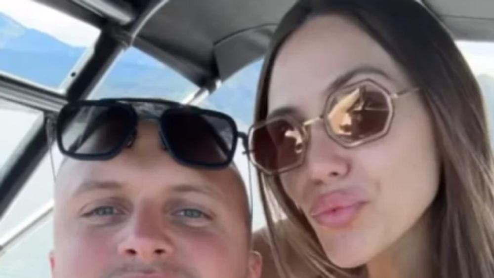 Dok Stefan Karić vozi jahtu, Andrea pokazuje zgodno telo: Letuju za sve pare