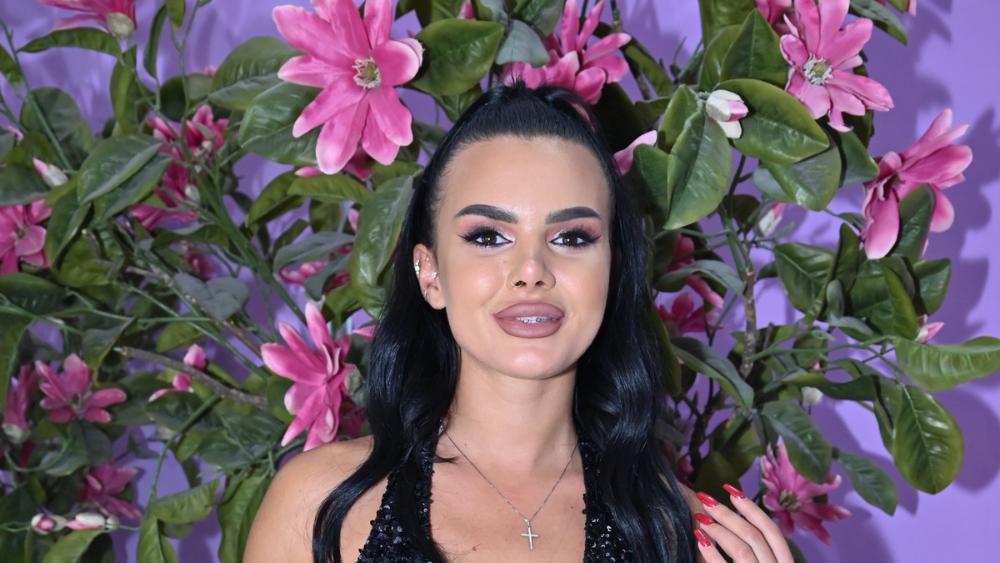 ANITA STANOJLOVIĆ IMA NOVOG DEČKA Drže se za ruke i sve puca od ljubavi: Gore mreže