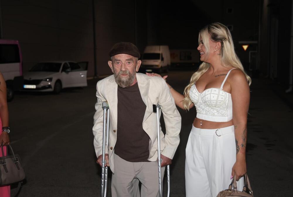 Ko je ovaj čovek? Došao sa štakama, ljudi bez reči zbog prizora, uz njega je sve vreme ona, a njene reči odjekuju
