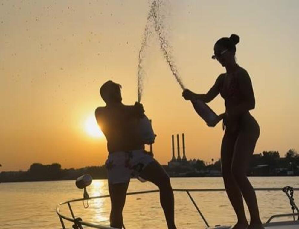 Osvanula prva intimna slika Anđele i Gastoza! Poskidali se, pa krenuli da sve snimaju