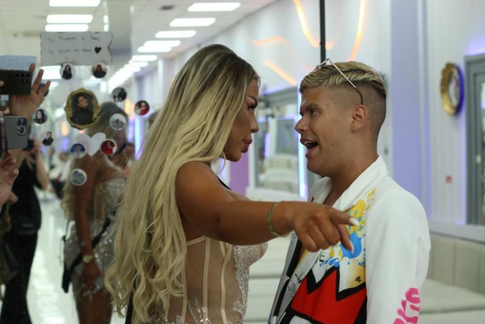 "Pogledajte Sofiju kako oralno..." Skandal na žurki, Uroš Stanić pokazao kako elitarka puši (FOTO/VIDEO)
