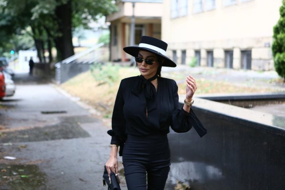 Tamara Đurić cela u crnom stigla u Specijalni sud - Zbog bivšeg muža mora da svedoči (FOTO/VIDEO)