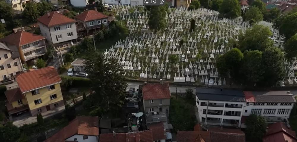 "Kuća strave i užasa, tik uz groblje": Čudne lutke i simboli, ovde sa ćerkom živi Aneli Ahmić (FOTO)