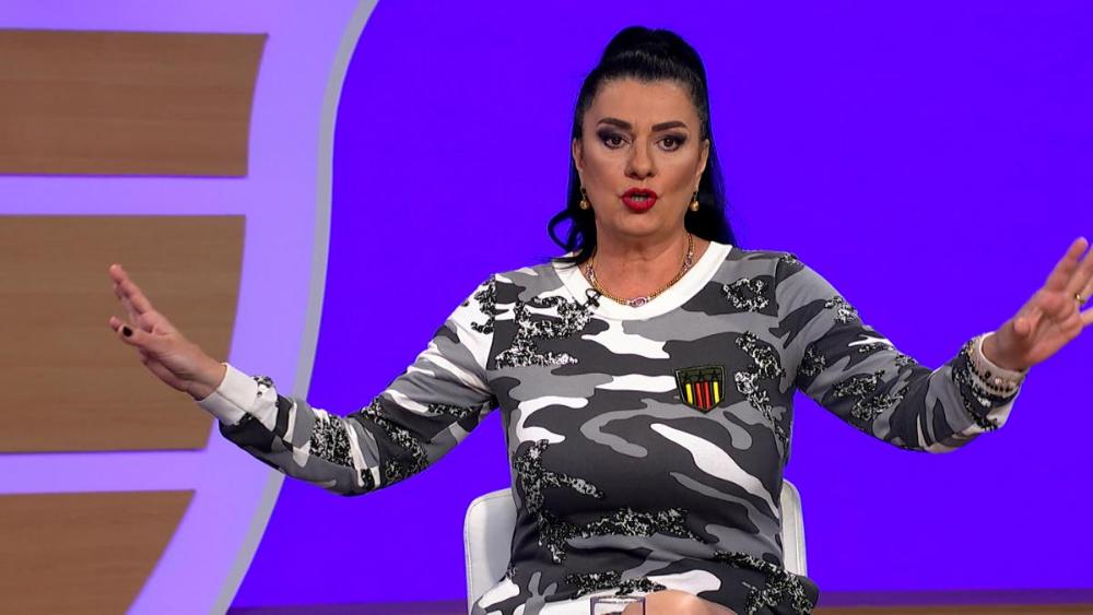SKINULA SE SAŠKA KARAN, POKAZALA ATRIBUTE U 7. DECENIJI! Ljudi trljaju oči i ne veruju kako izgleda: Bujne grudi, duge noge, a tek da vidite njenu ćerku