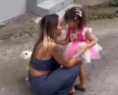 NAJEMOTIVNIJA SCENA DANAS! Aneli Ahmić se nakon toliko meseci videla sa ćerkicom: Pogledajte samo ovaj prizor