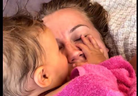 MILICA VELIČKOVIĆ OVAKO UŽIVA SA ĆERKOM NA MORU Snimak od kog se topi srce: Hoće da me pojede od ljubavi! (VIDEO)