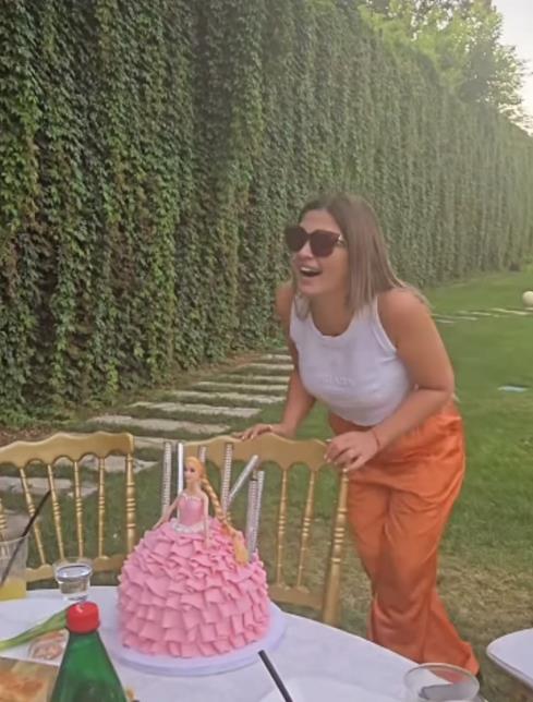 ANI RADULOVIĆ STIGLA PRELEPA TORTA NA PROSLAVU ROĐENDANA! Voditeljka ostala bez teksta, nikada je niste videli ovako srećnu! (FOTO)