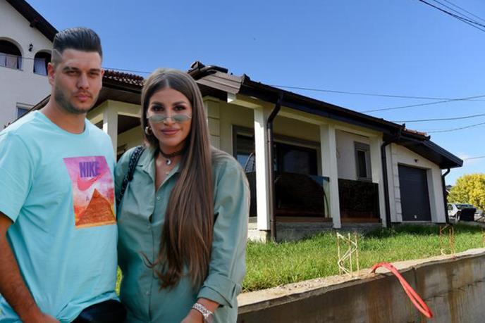 EVO KAKO IZGLEDA KUĆA U ŠEPKU U KOJOJ SU ŽIVELI DALILA I DEJAN! U rijalitiju nekretnina bila glavni predmet rasprave, a sada zvrji prazna (FOTO)