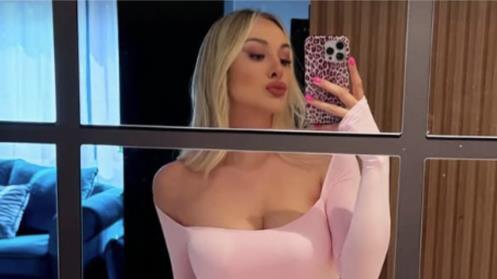 AU, KOJA BOMBA! Luna Đogani u korsetu od čipke, bujne grudi u prvom planu, a mini suknja istakla duge noge! (FOTO)