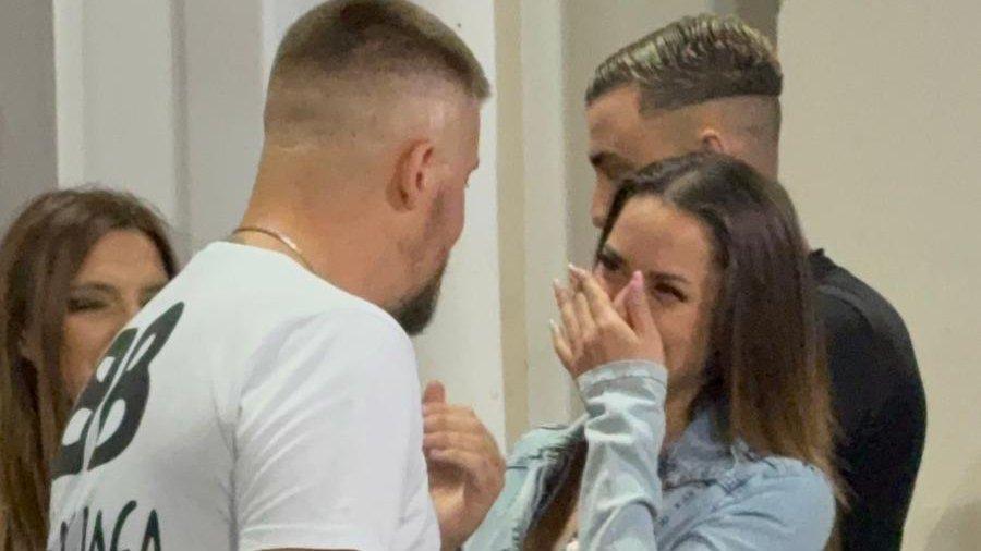 KAKO ĆE SE OD OVOGA OPRATI?! Korda se ne odvaja od Aleksandre Vučenović, ne skida pogled sa nje, a sve to na par metara od Ane Nikolić (VIDEO)