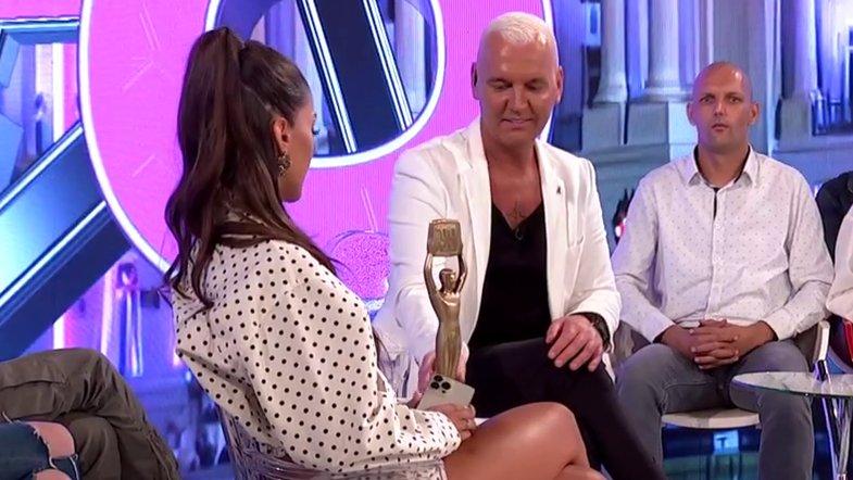 NAGLI PREKID PROGRAMA! Gledateljka podržala Anđelu, Karić poklonio Đuričićevoj STATUU OSKARA (VIDEO)