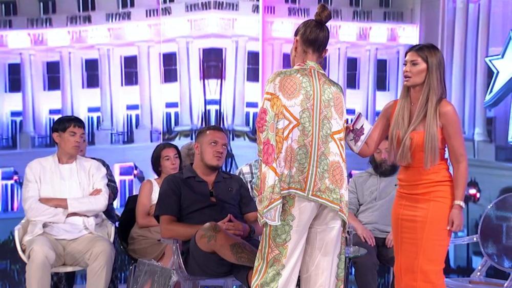 Skandalozno ponašanje Milene Kačavende: Gastozova smirenost je izbacila iz takta! Polila ga u uživo programu, a onda uputila gnusne pretnje! (VIDEO)