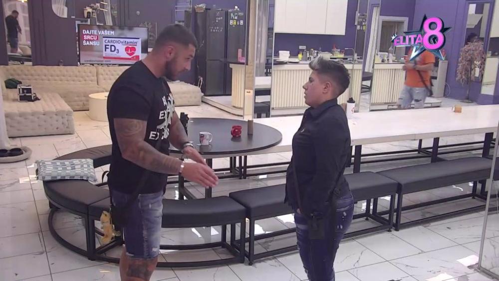 Stojim uz Sanju kao moja majka uz mog oca: Marko ne prestaje da besni, cimerima koji ga osuđuju da okreće leđa porodici zapušio usta! (VIDEO)
