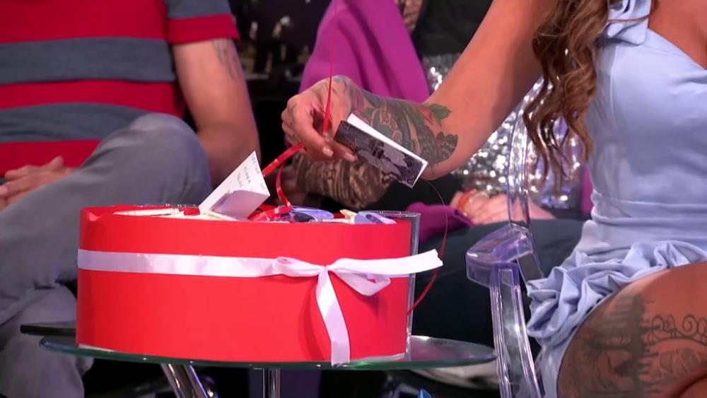 Fanovi Teodore i Bebice ne štede: Preplavili studio poklonima za mesečnicu, a zbog ovog pitanja Ivane Šopić im nije bilo dobro! (VIDEO)