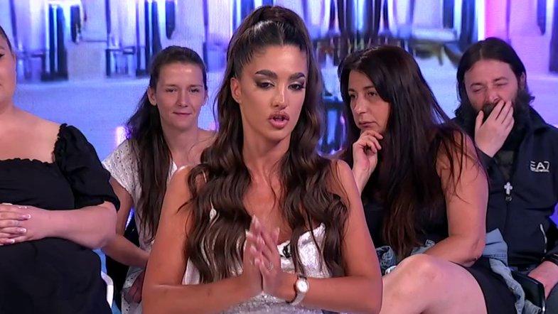 Helga mi se više sviđa, hrabrija je: Gledateljka posavetovala Anđelu da skine MASKU, Gastozov drug bacio sumnju na njen odnos sa Zvezdanom (VIDEO)