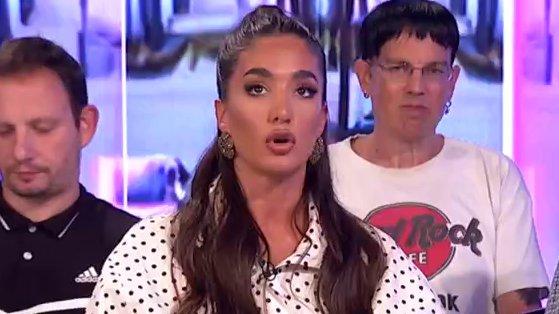 TOTALNI PAD ANĐELE ĐURIČIĆ! Pokušala da OPERE svoj postupak prema Maji, Karić prasnuo u smeh, pa je MATIRAO: Nekada bi pljunula, a sada je morala da proguta! (VIDEO)