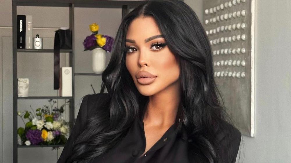 Maja Marinković sa bivšim cimerom: Pao sočan poljubac, a ona pokazala i ujede na vratu (FOTO)