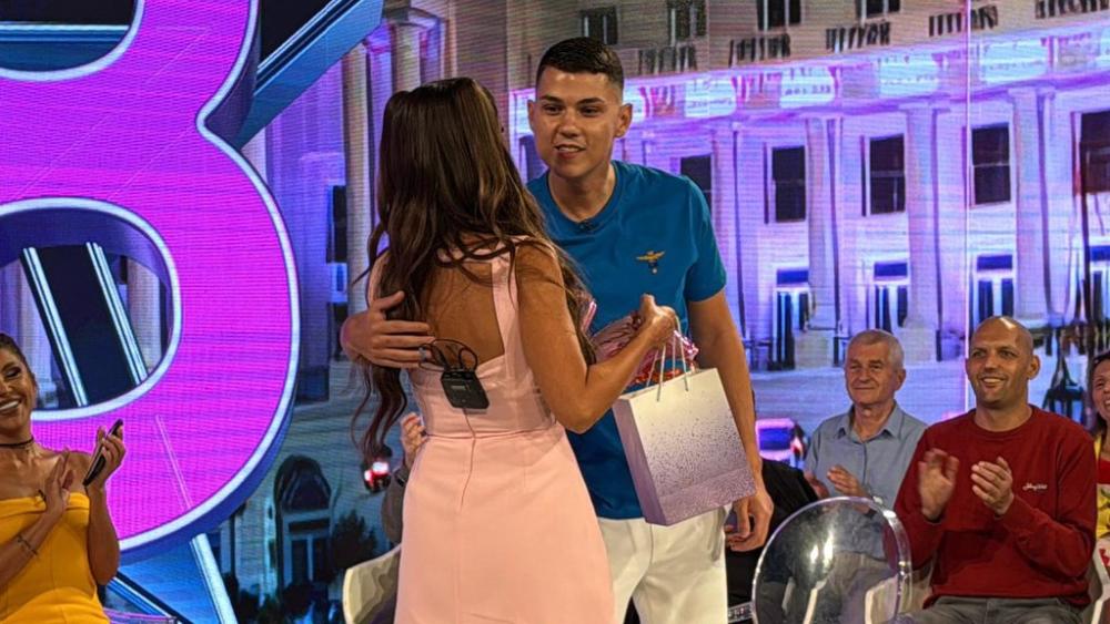 IZNENAĐENJE! Evo kako je izgledao prvi susret Ene i Peje pred emisiju, donela mu i POKLON: Ovome se Jovan nije nadao (FOTO+VIDEO)