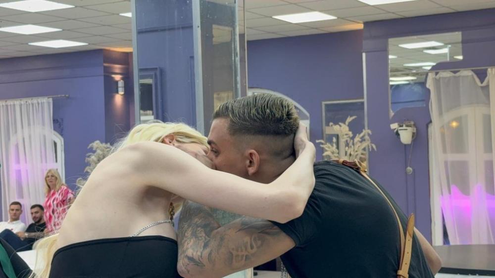 DOK IVANA NEMA, LULE KOLO VODI: Bahanalija rešio da oprava svoj nadimak, pa ščepao Deniz i strastveno je poljubio! (VIDEO)