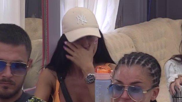 SADA JE SLAĐA PLAČOLINA! Pustila suzu kad je ugledala svoju bivšu ljubav, a evo koliko muškaraca je skinulo njenu BLINDU (VIDEO)