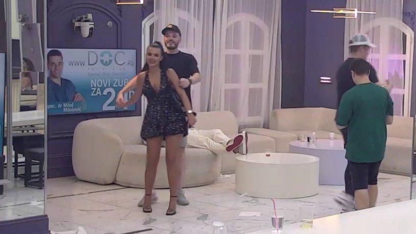 ON JE NOVA LJUBAV ANITE STANOJLOVIĆ? Pobednica Elite 7 se ne odvaja od Gastozovog prijatelja, ne zna se ko je srećniji! (VIDEO)