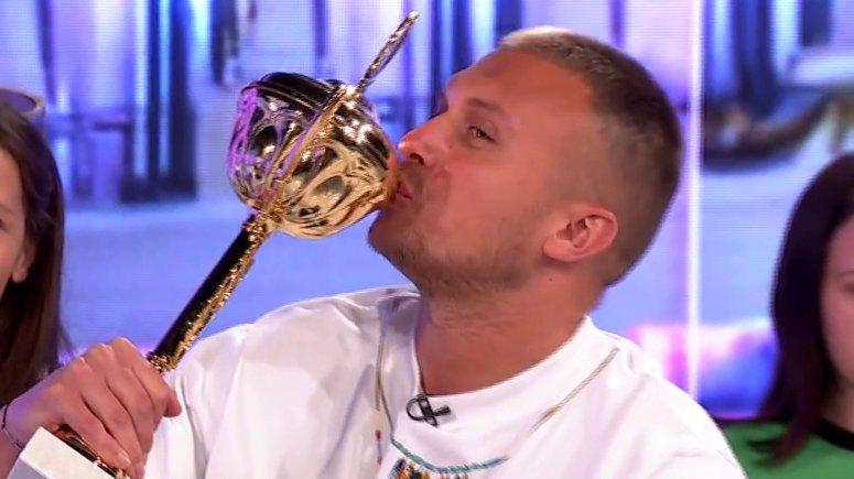 STIGLO IZNENAĐENJE! Fanovi preplavili Anđelu poklonima, Karić dobio PEHAR, a evo šta piše na njemu (VIDEO)