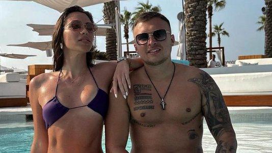 Stefan Karić se baškari za sve pare: Dok on vozi brod, Andrea pokazuje zgodno telo i lice bez trunke šminke! (FOTO)