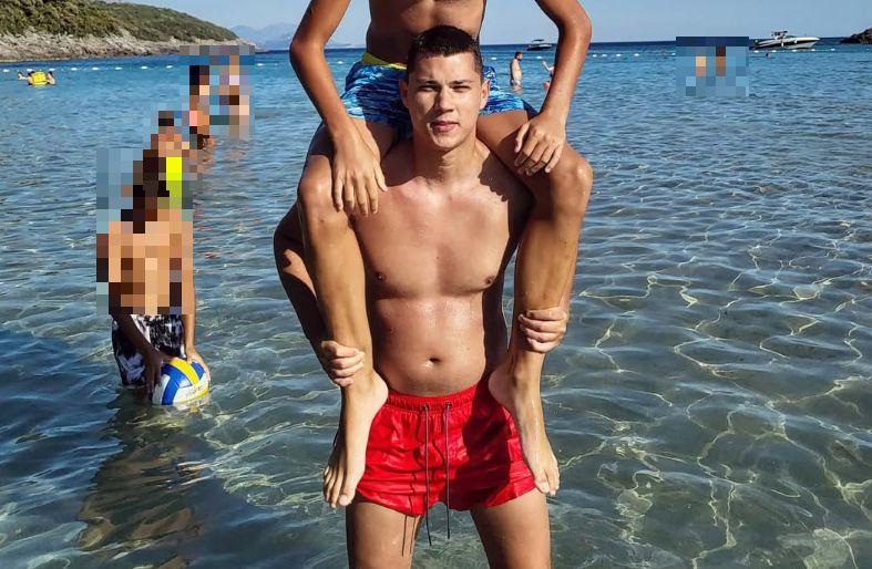 Gledaj tatu, biraj sina! Jovan Pejić ima iskelsano telo, a tek da mu vidite oca kad se skine...