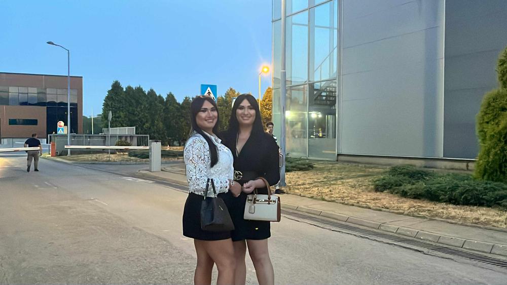 Ivana i Ana Nikolić se ne odvajaju na FINALU "ELITE 8", otkrile sve o POLICIJSKOM PROCESU i ZABRANI PRILASKA - Evo i prilike da vidite Ivaninog MUŽA kog je strasno poljubila (FOTO)