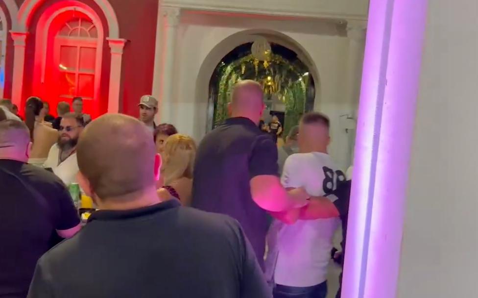 KORDU IZBACILO OBEZBEĐENJE SA ŽURKE U "ELITI 8"! UZEO ČAŠU I POLIO ANU, njih dvoje nisu mogli da ga savladaju