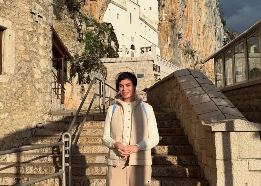 Mina Vrbaški LEŽI SA ZAVIJENIM PRSTIMA! Oglasila se tokom HODOČAŠĆA DO OSTROGA i otkrila zašto ne može da nastavi dalje: "Mnogo mi je krivo!" (FOTO)