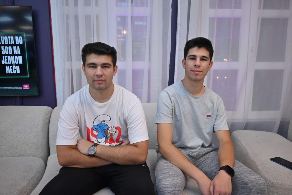 ĆUBA SA ROĐENIM BRATOM NA ŽURCI "ELITE" Otkrili potresne detalje o biološkom ocu koji ih je samo koristio, a evo kako preživljavaju: "BLOKIRALI SMO GA SVUDA!"