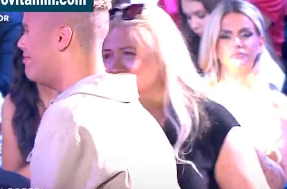 NIKAD EMOTIVNIJE! Uroša Stanić JECAJUĆI POLETEO MAJCI U ZAGRLJAJ nakon napuštanja "Elite 8" - Prisutni jedva zadržali suze! (FOTO)
