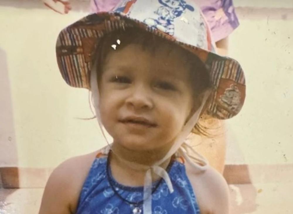 Prepoznajete li devojciču sa fotografije?! Region je OSUDIO ZBOG AFERE SA OŽENJENIM ČOVEKOM, godinama trpela posledice, a danas ima DVE ĆERKE i SREĆAN BRAK
