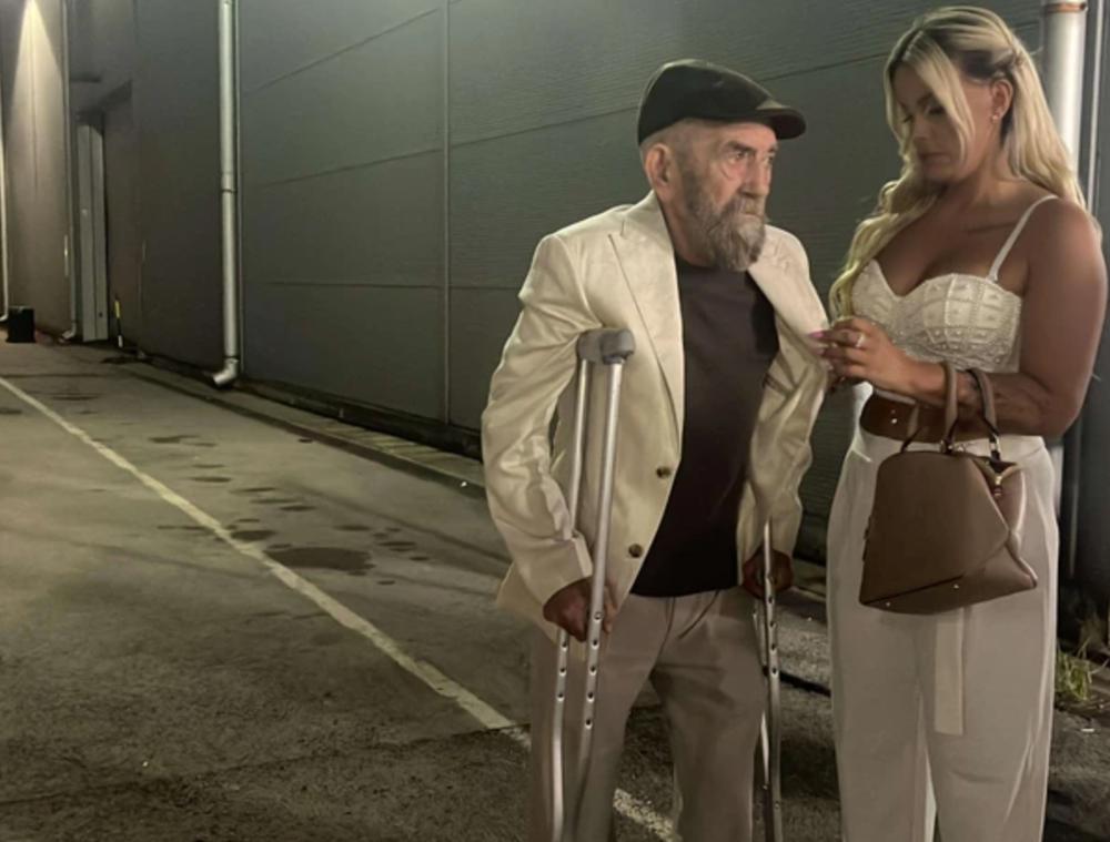 OTAC JOVANE MATORE DOŠAO NA ŠTAKAMA: Pridržavaju ga u Šimanovcima, a evo šta kaže o svom stanju nakon smrti supruge (VIDEO)