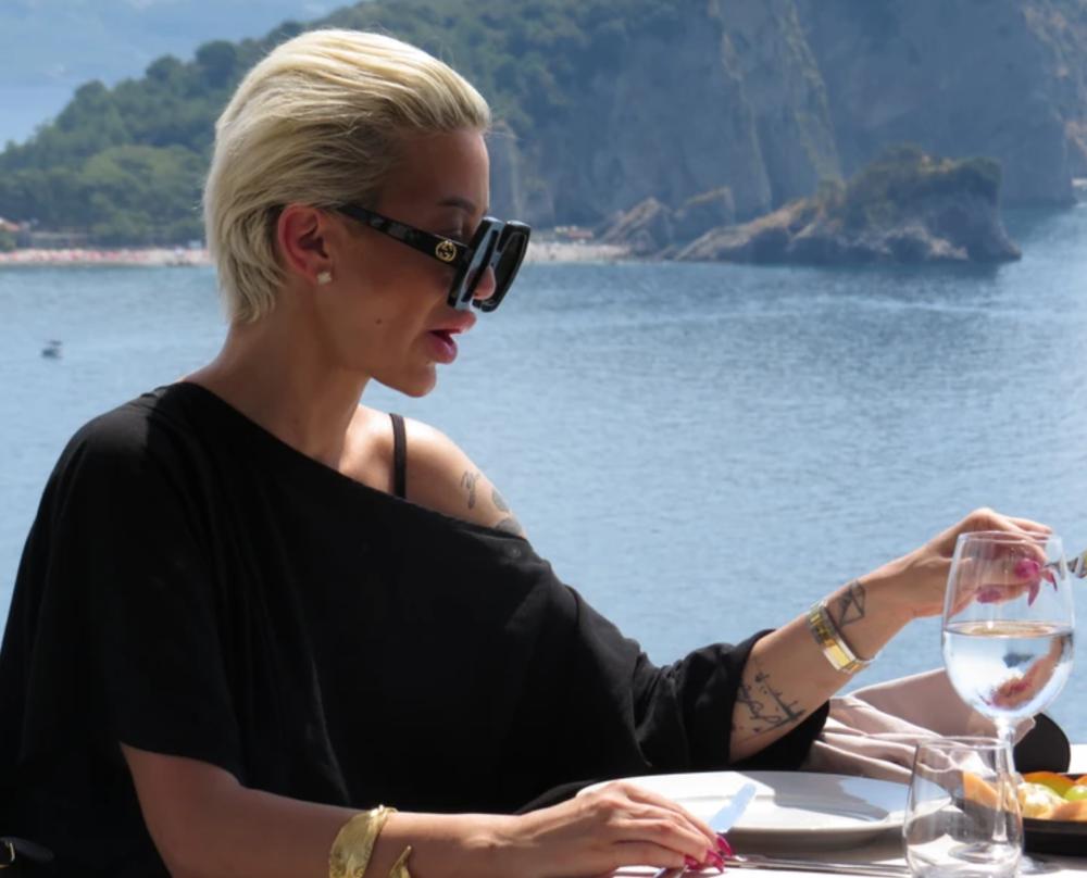 "Ne bih mogla da radim na televiziji da nisam zadovoljila kriterijume" Dušica Jakovljević OTVORENO o svim zahvatima tokom karijere: POKAZALA TELO u PETOJ DECENIJI! (FOTO)