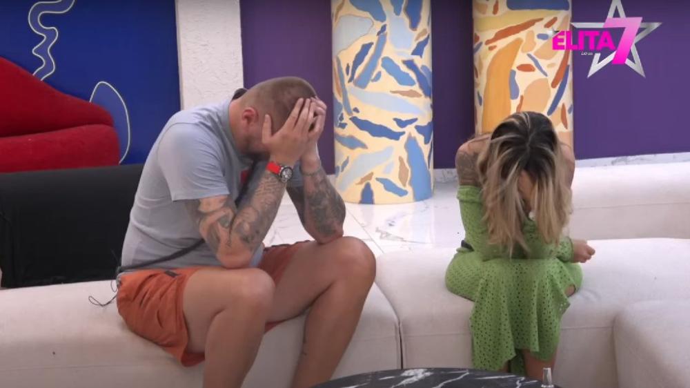 ANELI zove JANJUŠA sa SKRIVENOG BROJA i pušta mu pesmu 📻 JA JOŠ SPAVAM U TVOJOJ MAJICI!? 😲😂