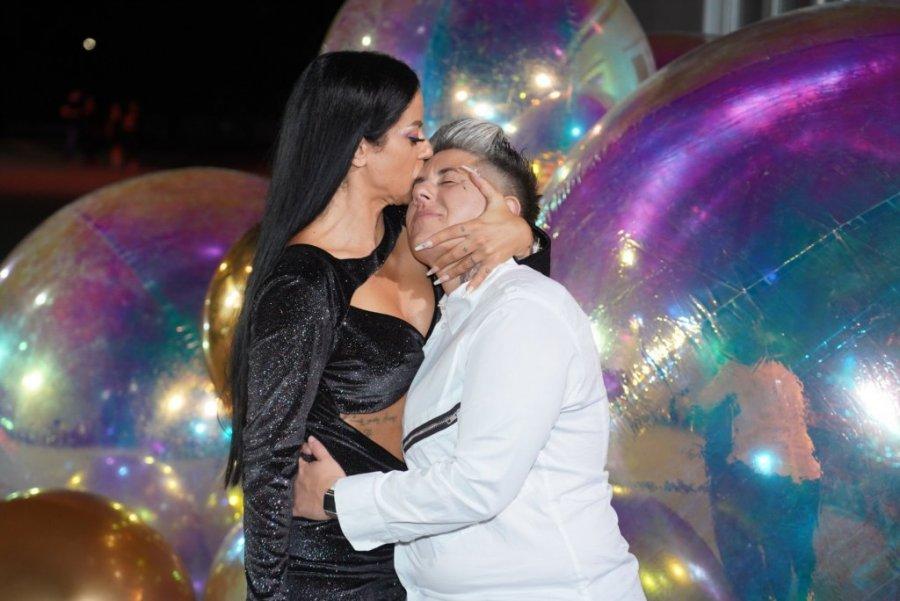 LJUBAV MATORE I DRAGANE DOSTIGLA NOVI NIVO: Jedna stvar zasijala na njenoj ruci - OVO NIKO NIJE OČEKIVAO! (FOTO)